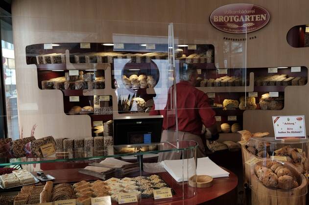 20.4.2020 xkhx Kassel Symbolbild Corona-Shutdown, Corona-Virus, Corona-Pandemie Die ersten Geschäfte , Läden dürfen wieder öffnen und bitten um Abstand beim Kauf hier ein Brotladen