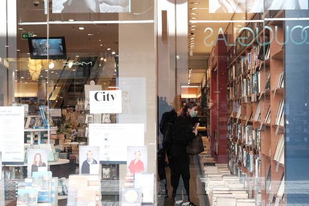 20.4.2020 xkhx Kassel Symbolbild Corona-Shutdown, Corona-Virus, Corona-Pandemie Die ersten Geschäfte , Läden dürfen wieder öffnen und bitten um Abstand beim Kauf hier eine Buchhandlung