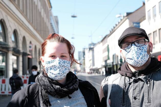 20.4.2020 xkhx Kassel Symbolbild Masken zum Schutz vor dem Coronavirus - von selbstgenäht bis zum Desingerstück, professionell oder Halstuch, die Menschen in Kassel zeigen sich mit Maske