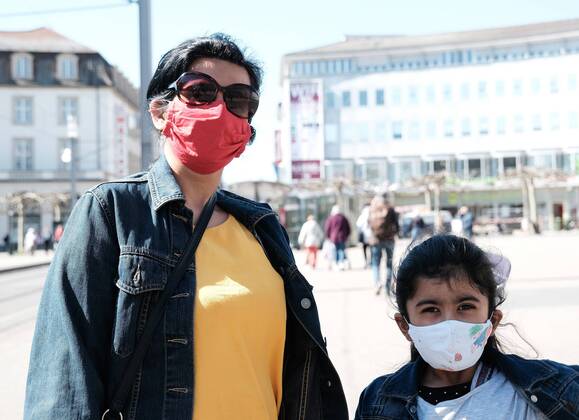 20.4.2020 xkhx Kassel Symbolbild Masken zum Schutz vor dem Coronavirus - von selbstgenäht bis zum Desingerstück, professionell oder Halstuch, die Menschen in Kassel zeigen sich mit Maske
