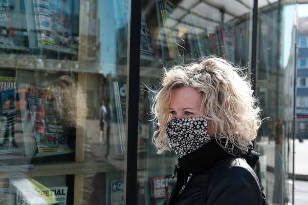 20.4.2020 xkhx Kassel Symbolbild Masken zum Schutz vor dem Coronavirus - von selbstgenäht bis zum Desingerstück, professionell oder Halstuch, die Menschen in Kassel zeigen sich mit Maske