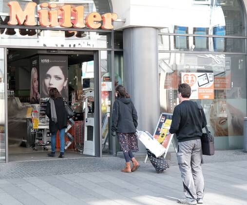 20.4.2020 xkhx Kassel Symbolbild Corona-Shutdown, Corona-Virus, Corona-Pandemie Die ersten Geschäfte , Läden dürfen wieder öffnen und bitten um Abstand beim Kauf hier eine Drogerie