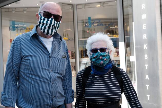 20.4.2020 xkhx Kassel Symbolbild Masken zum Schutz vor dem Coronavirus - von selbstgenäht bis zum Desingerstück, professionell oder Halstuch, die Menschen in Kassel zeigen sich mit Maske