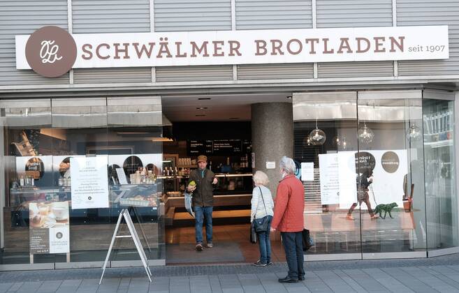 20.4.2020 xkhx Kassel Symbolbild Corona-Shutdown, Corona-Virus, Corona-Pandemie Die ersten Geschäfte , Läden dürfen wieder öffnen und bitten um Abstand beim Kauf hier ein Brotladen