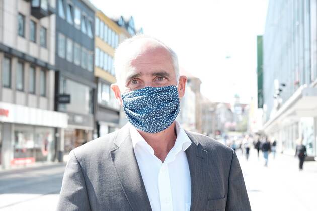 20.4.2020 xkhx Kassel Symbolbild Masken zum Schutz vor dem Coronavirus - von selbstgenäht bis zum Desingerstück, professionell oder Halstuch, die Menschen in Kassel zeigen sich mit Maske