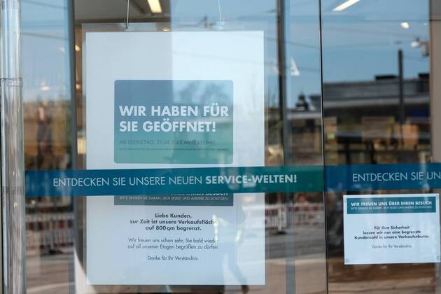 20.4.2020 xkhx Kassel Symbolbild Corona-Shutdown, Corona-Virus, Corona-Pandemie Die ersten Geschäfte , Läden dürfen wieder öffnen und bitten um Abstand beim Kauf De Galeria Kaufhof hat die Veraufsfläche auf 800 qm begrenzt um morgen wieder öffnen zu können