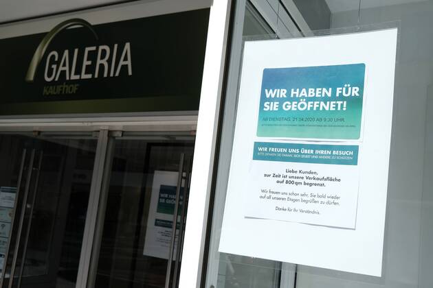 20.4.2020 xkhx Kassel Symbolbild Corona-Shutdown, Corona-Virus, Corona-Pandemie Die ersten Geschäfte , Läden dürfen wieder öffnen und bitten um Abstand beim Kauf De Galeria Kaufhof hat die Veraufsfläche auf 800 qm begrenzt um morgen wieder öffnen zu können