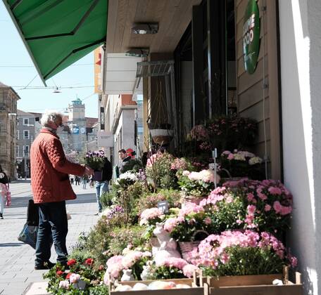 20.4.2020 xkhx Kassel Symbolbild Corona-Shutdown, Corona-Virus, Corona-Pandemie Die ersten Geschäfte , Läden dürfen wieder öffnen und bitten um Abstand beim Kauf hier Blume 2000 Blumengeschäft - Einkauf mit Maske erwünscht