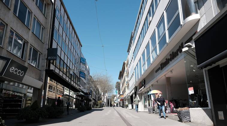 20.4.2020 xkhx Kassel Symbolbild Corona-Shutdown, Corona-Virus, Corona-Pandemie Die ersten Geschäfte , Läden dürfen wieder öffnen und bitten um Abstand beim Kauf noch ist der Andrang in Kassels Innenstadt nicht gross