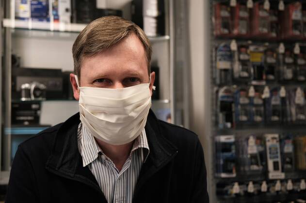 20.4.2020 xkhx Kassel Symbolbild Masken zum Schutz vor dem Coronavirus - von selbstgenäht bis zum Desingerstück, professionell oder Halstuch, die Menschen in Kassel zeigen sich mit Maske
