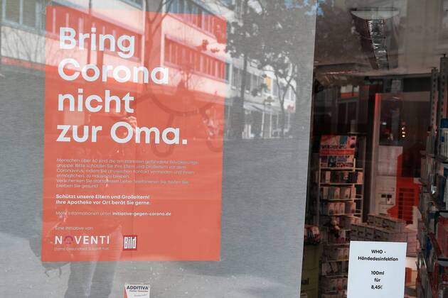 20.4.2020 xkhx Kassel Symbolbild Corona-Shutdown, Corona-Virus, Corona-Pandemie Die ersten Geschäfte , Läden dürfen wieder öffnen und bitten um Abstand beim Kauf Bring Corona nicht zur OMA - diese Apotheke hat Deinfektionsmittel vorrätig