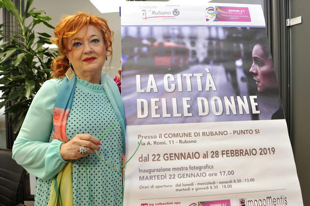 Padua, Italy Gianna Tosato and her association for violence against women in the time of the coronavirus. Love can also come from violence Giovanna Tosato is a very courageous woman, who has had lashing experiences that would have destroyed the life and soul of anyone or almost everyone on this planet. In spite of everything, however, she not only managed to save herself, but today she also helps others, in a virtuous circle in which good and positivity simply generate themselves. Eighth of ten children, Giovanna is abandoned at the age of 2 by natural parents who are no longer able to support her, and who therefore entrust her to her uncles, that is, a violent and alcohol addicted man and a severe and rigid, who will not be slow to beat her habitually, forcing her not to meet the natural mother and punishing her daily for the most varied Copyright: x mbtargetx xIPAx x mbtargetx