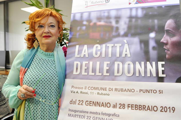 Padua, Italy Gianna Tosato and her association for violence against women in the time of the coronavirus. Love can also come from violence Giovanna Tosato is a very courageous woman, who has had lashing experiences that would have destroyed the life and soul of anyone or almost everyone on this planet. In spite of everything, however, she not only managed to save herself, but today she also helps others, in a virtuous circle in which good and positivity simply generate themselves. Eighth of ten children, Giovanna is abandoned at the age of 2 by natural parents who are no longer able to support her, and who therefore entrust her to her uncles, that is, a violent and alcohol addicted man and a severe and rigid, who will not be slow to beat her habitually, forcing her not to meet the natural mother and punishing her daily for the most varied Copyright: x mbtargetx xIPAx x mbtargetx