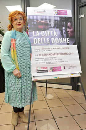 Padua, Italy Gianna Tosato and her association for violence against women in the time of the coronavirus. Love can also come from violence Giovanna Tosato is a very courageous woman, who has had lashing experiences that would have destroyed the life and soul of anyone or almost everyone on this planet. In spite of everything, however, she not only managed to save herself, but today she also helps others, in a virtuous circle in which good and positivity simply generate themselves. Eighth of ten children, Giovanna is abandoned at the age of 2 by natural parents who are no longer able to support her, and who therefore entrust her to her uncles, that is, a violent and alcohol addicted man and a severe and rigid, who will not be slow to beat her habitually, forcing her not to meet the natural mother and punishing her daily for the most varied Copyright: x mbtargetx xIPAx x mbtargetx