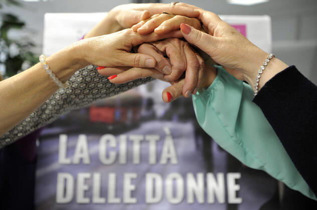 Padua, Italy Gianna Tosato and her association for violence against women in the time of the coronavirus. Love can also come from violence Giovanna Tosato is a very courageous woman, who has had lashing experiences that would have destroyed the life and soul of anyone or almost everyone on this planet. In spite of everything, however, she not only managed to save herself, but today she also helps others, in a virtuous circle in which good and positivity simply generate themselves. Eighth of ten children, Giovanna is abandoned at the age of 2 by natural parents who are no longer able to support her, and who therefore entrust her to her uncles, that is, a violent and alcohol addicted man and a severe and rigid, who will not be slow to beat her habitually, forcing her not to meet the natural mother and punishing her daily for the most varied Copyright: x mbtargetx xIPAx x mbtargetx