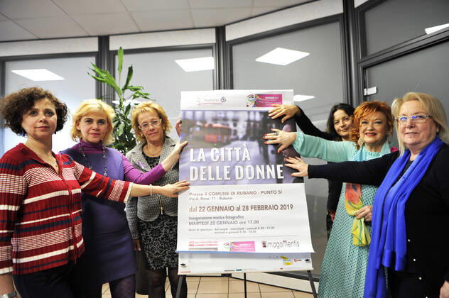 Padua, Italy Gianna Tosato and her association for violence against women in the time of the coronavirus. Love can also come from violence Giovanna Tosato is a very courageous woman, who has had lashing experiences that would have destroyed the life and soul of anyone or almost everyone on this planet. In spite of everything, however, she not only managed to save herself, but today she also helps others, in a virtuous circle in which good and positivity simply generate themselves. Eighth of ten children, Giovanna is abandoned at the age of 2 by natural parents who are no longer able to support her, and who therefore entrust her to her uncles, that is, a violent and alcohol addicted man and a severe and rigid, who will not be slow to beat her habitually, forcing her not to meet the natural mother and punishing her daily for the most varied Copyright: x mbtargetx xIPAx x mbtargetx