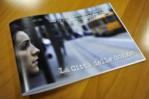 Padua, Italy Gianna Tosato and her association for violence against women in the time of the coronavirus. Love can also come from violence Giovanna Tosato is a very courageous woman, who has had lashing experiences that would have destroyed the life and soul of anyone or almost everyone on this planet. In spite of everything, however, she not only managed to save herself, but today she also helps others, in a virtuous circle in which good and positivity simply generate themselves. Eighth of ten children, Giovanna is abandoned at the age of 2 by natural parents who are no longer able to support her, and who therefore entrust her to her uncles, that is, a violent and alcohol addicted man and a severe and rigid, who will not be slow to beat her habitually, forcing her not to meet the natural mother and punishing her daily for the most varied Copyright: x mbtargetx xIPAx x mbtargetx