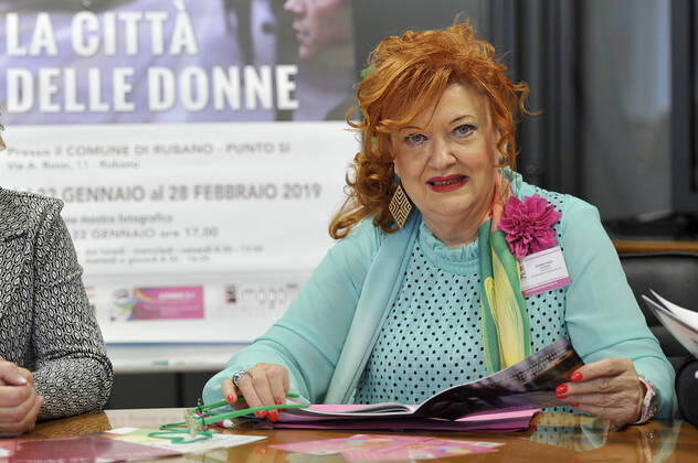 Padua, Italy Gianna Tosato and her association for violence against women in the time of the coronavirus. Love can also come from violence Giovanna Tosato is a very courageous woman, who has had lashing experiences that would have destroyed the life and soul of anyone or almost everyone on this planet. In spite of everything, however, she not only managed to save herself, but today she also helps others, in a virtuous circle in which good and positivity simply generate themselves. Eighth of ten children, Giovanna is abandoned at the age of 2 by natural parents who are no longer able to support her, and who therefore entrust her to her uncles, that is, a violent and alcohol addicted man and a severe and rigid, who will not be slow to beat her habitually, forcing her not to meet the natural mother and punishing her daily for the most varied Copyright: x mbtargetx xIPAx x mbtargetx