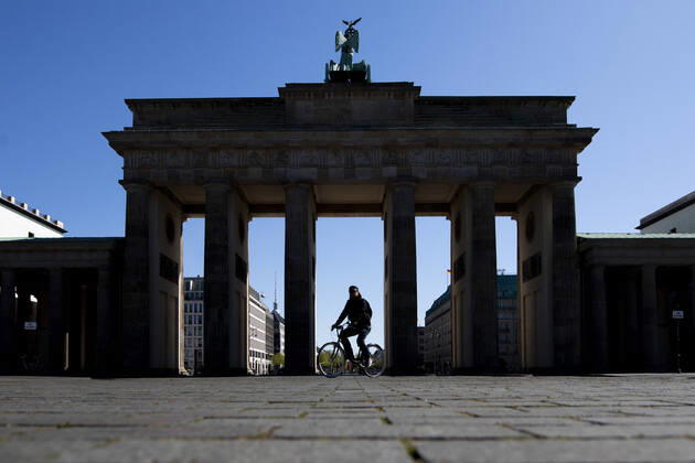 Ein einzelner Radfahrer faehrt auf dem Pariser Platz vor dem Brandenburger Tor, aufgenommen in Berlin, 20.04.2020. Aufgrund der Verbreitung des Coronaviruses gibt es deutschlandweit Kontaktbeschraenkungen. Berlin Deutschland