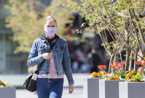 Deutschland, , , 20.04.2020, Presse, COVID-19 Deutschland faehrt langsam wieder hoch Bild: In Hessen haben die Geschaefte wieder geoeffnet, in Bayern nicht. Das wirkt sich vor allem auf die Osthessische Stadt Fulda aus, die nicht weit von der Bayerischen Landesgrenze entfernt liegt. Eine Frau läuft mit Mundschutz durch Fulda. Copyright: HMBxMedia OliverxMueller