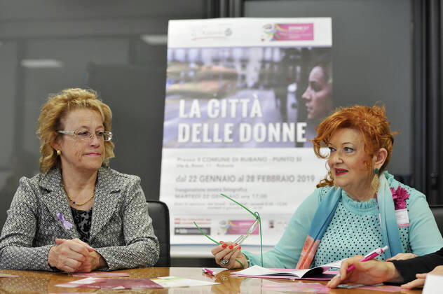 Padua, Italy Gianna Tosato and her association for violence against women in the time of the coronavirus. Love can also come from violence Giovanna Tosato is a very courageous woman, who has had lashing experiences that would have destroyed the life and soul of anyone or almost everyone on this planet. In spite of everything, however, she not only managed to save herself, but today she also helps others, in a virtuous circle in which good and positivity simply generate themselves. Eighth of ten children, Giovanna is abandoned at the age of 2 by natural parents who are no longer able to support her, and who therefore entrust her to her uncles, that is, a violent and alcohol addicted man and a severe and rigid, who will not be slow to beat her habitually, forcing her not to meet the natural mother and punishing her daily for the most varied Copyright: x mbtargetx xIPAx x mbtargetx