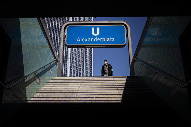 Ein Mann mit Mundschutz betritt den U-Bahnhof am Alexanderplatz in Berlin, 20.04.2020. Deutschlandweit wird ueber eine moegliche Maskenpflicht aufgrund der Corona-Pandemie diskutiert. Sachsen fuehrte derweil eine Maskenpflicht im oeffentlichen Personennahverkehr sowie beim Einkaufen ein. Berlin Deutschland