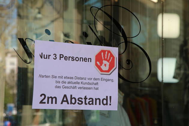20.04.2020 Dortmund, NRW, Nach mehr als vier Wochern des Shut Downs sind heute die ersten Lockerungen für die Geschäfts angelaufen. Läden mit bis zu 800 Quadratmetern Verkaufsfläche dürfen wieder öffnen. Abstandsregeln und Hygienemaßnahmen müssen weiter eingehalten werden. Viele Kunden nutzten dieses Lockerungen und gingen einkaufen.