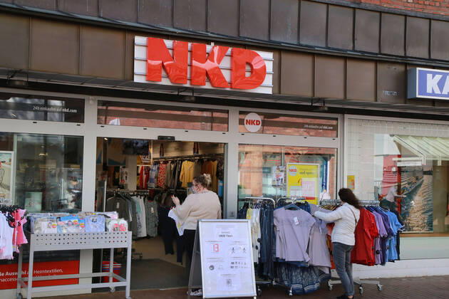 20.04.2020 Dortmund, NRW, Nach mehr als vier Wochern des Shut Downs sind heute die ersten Lockerungen für die Geschäfts angelaufen. Läden mit bis zu 800 Quadratmetern Verkaufsfläche dürfen wieder öffnen. Abstandsregeln und Hygienemaßnahmen müssen weiter eingehalten werden. Viele Kunden nutzten diese Lockerungen und gingen einkaufen.