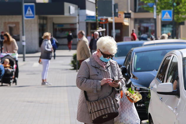 20.04.2020 Dortmund, NRW, Nach mehr als vier Wochern des Shut Downs sind heute die ersten Lockerungen für die Geschäfts angelaufen. Läden mit bis zu 800 Quadratmetern Verkaufsfläche dürfen wieder öffnen. Abstandsregeln und Hygienemaßnahmen müssen weiter eingehalten werden. Viele Kunden nutzten diese Lockerungen und gingen einkaufen.