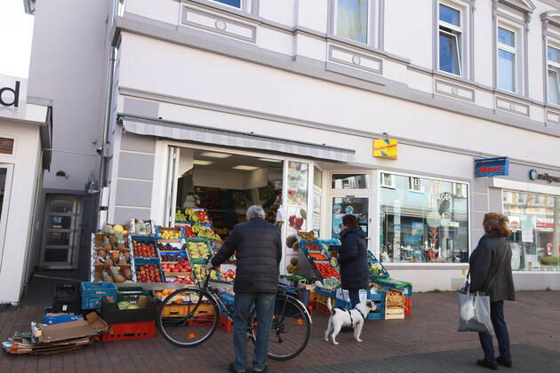 20.04.2020 Dortmund, NRW, Nach mehr als vier Wochern des Shut Downs sind heute die ersten Lockerungen für die Geschäfts angelaufen. Läden mit bis zu 800 Quadratmetern Verkaufsfläche dürfen wieder öffnen. Abstandsregeln und Hygienemaßnahmen müssen weiter eingehalten werden. Viele Kunden nutzten diese Lockerungen und gingen einkaufen.