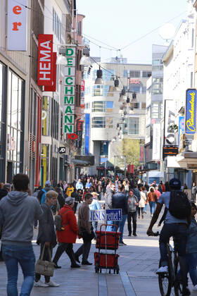 20.04.2020 Dortmund, NRW, Nach mehr als vier Wochern des Shut Downs sind heute die ersten Lockerungen für die Geschäfts angelaufen. Läden mit bis zu 800 Quadratmetern Verkaufsfläche dürfen wieder öffnen. Abstandsregeln und Hygienemaßnahmen müssen weiter eingehalten werden. Viele Kunden nutzten diese Lockerungen und gingen einkaufen. Auf einem Schild wird propagiert Jesus rettet
