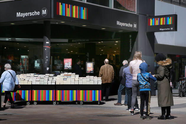 20.04.2020 Dortmund, NRW, Nach mehr als vier Wochern des Shut Downs sind heute die ersten Lockerungen für die Geschäfts angelaufen. Läden mit bis zu 800 Quadratmetern Verkaufsfläche dürfen wieder öffnen. Abstandsregeln und Hygienemaßnahmen müssen weiter eingehalten werden. Viele Kunden nutzten diese Lockerungen und gingen einkaufen. Auch Buchhandlungen konnten wieder öffnen. Vor der Mayerschen Buchhandlung hat sich eine Schlange aus wartenden Kunden gebildet.