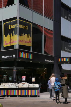 20.04.2020 Dortmund, NRW, Nach mehr als vier Wochern des Shut Downs sind heute die ersten Lockerungen für die Geschäfts angelaufen. Läden mit bis zu 800 Quadratmetern Verkaufsfläche dürfen wieder öffnen. Abstandsregeln und Hygienemaßnahmen müssen weiter eingehalten werden. Viele Kunden nutzten diese Lockerungen und gingen einkaufen. Auch Buchhandlungen konnten wieder öffnen. Vor der Mayerschen Buchhandlung hat sich eine Schlange aus wartenden Kunden gebildet.