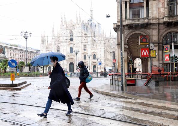 foto ipp giorgio rossi milano 20 04 2020 prima giornata di pioggia dopo 4 mesi di siccitÃ nella foto persone con con mascherina e ombrello in piazza del duomo  0