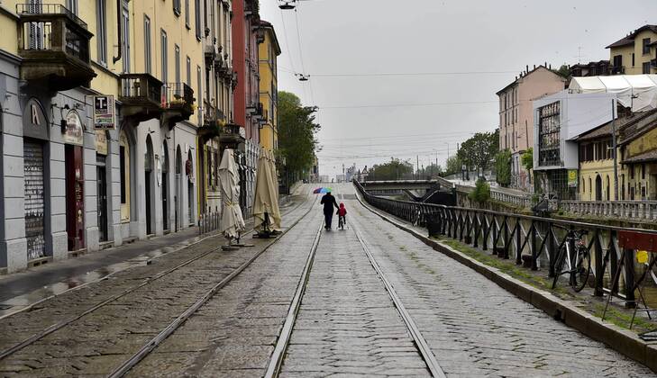 Milan, deserted city due to bad weather and the disposition for coronavirus, in the photo father with son on the Naviglio Grande (Duilio Piaggesi Fotogramma, Milan - 2020-04-20) p.s. la foto e utilizzabile nel rispetto del contesto in cui e stata scattata, e senza intento diffamatorio del decoro delle persone rappresentate  Copyright: xDuilioxPiaggesix xFOTOGRAMMAx