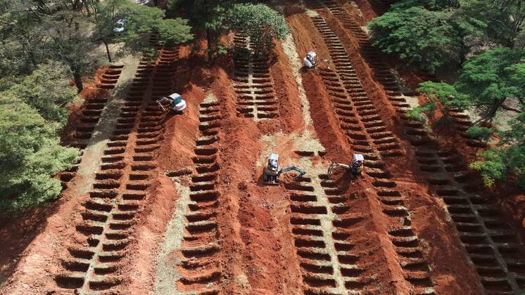 News Bilder des Tages Aerial view from a drone of the graves that are being open in the Vila Formosa cemetery during the COVID-19 pandemic, in the city of Sao Paulo, Brazil, 20 April 2020. Workers prepare more spaces for graves in the municipal cemetery due to an expected increase in deaths in the coming days in the state of Sao Paulo, epicenter of the pandemic in Brazil. The country s President, Jair Bolsonario, criticized again on Monday the regional measures to contain the advance of the coronavirus pandemic, which according to the latest official bulletin of the Ministry of Health, released on Sunday, accounts for more than 2,400 deaths and 38,000 cases. COVID-19 pandemic in Sao Paulo !ACHTUNG: NUR REDAKTIONELLE NUTZUNG! Copyright: xPAULOxWHITAKERx AME3974 20200420-637230032831175682