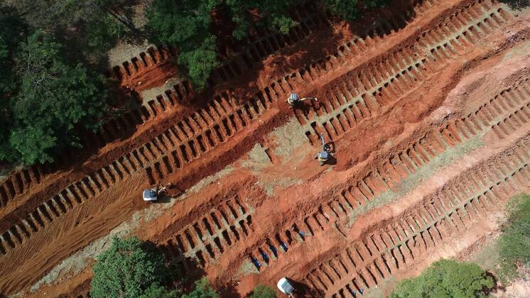 Aerial view from a drone of the graves that are being open in the Vila Formosa cemetery during the COVID-19 pandemic, in the city of Sao Paulo, Brazil, 20 April 2020. Workers prepare more spaces for graves in the municipal cemetery due to an expected increase in deaths in the coming days in the state of Sao Paulo, epicenter of the pandemic in Brazil. The country s President, Jair Bolsonario, criticized again on Monday the regional measures to contain the advance of the coronavirus pandemic, which according to the latest official bulletin of the Ministry of Health, released on Sunday, accounts for more than 2,400 deaths and 38,000 cases. COVID-19 pandemic in Sao Paulo !ACHTUNG: NUR REDAKTIONELLE NUTZUNG! Copyright: xPAULOxWHITAKERx AME3970 20200420-637230032844144255