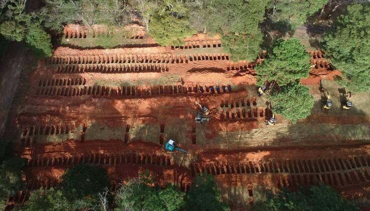 Aerial view from a drone of the graves that are being open in the Vila Formosa cemetery during the COVID-19 pandemic, in the city of Sao Paulo, Brazil, 20 April 2020. Workers prepare more spaces for graves in the municipal cemetery due to an expected increase in deaths in the coming days in the state of Sao Paulo, epicenter of the pandemic in Brazil. The country s President, Jair Bolsonario, criticized again on Monday the regional measures to contain the advance of the coronavirus pandemic, which according to the latest official bulletin of the Ministry of Health, released on Sunday, accounts for more than 2,400 deaths and 38,000 cases. COVID-19 pandemic in Sao Paulo !ACHTUNG: NUR REDAKTIONELLE NUTZUNG! Copyright: xPAULOxWHITAKERx AME3952 20200420-637230032857112846