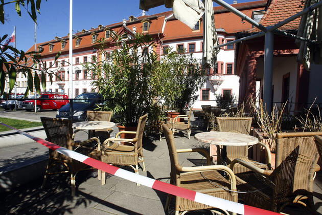 Erfurt, 20.04.2020 Ein Straßencafe vor der Thüringer Staatskanzlei in Erfurt muss auch weiterin wegen der Coronakrise geschlossen bleiben. In einigen Bundesländer gilt seit dem 20. April eine Lockerung der Verordung für Geschäfte des Einzelhandels. Gaststättenbetriebe sind hiervon Ausgeschlossen.