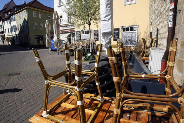 Erfurt, 20.04.2020 Ein Straßencafe auf dem Wenigemarkt in Erfurt muss auch weiterin wegen der Coronakrise geschlossen bleiben. In einigen Bundesländer gilt seit dem 20. April eine Lockerung der Verordung für Geschäfte des Einzelhandels. Gaststättenbetriebe sind hiervon Ausgeschlossen.