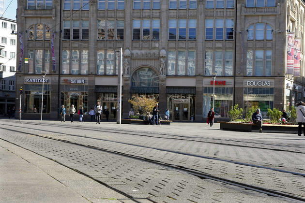 Erfurt, 20.04.2020 Wegen der Coronakrise sind die Geschäfte in der Erfurter Innenstadt am Anger, laut Beschluss der Thüringer Landesregierung, noch bis zum 24. April geschlossen. In einigen Bundesländer gilt seit dem 20. April eine Lockerung der Verordung für Geschäfte des Einzelhandels. Gaststättenbetriebe sind hiervon Ausgeschlossen.