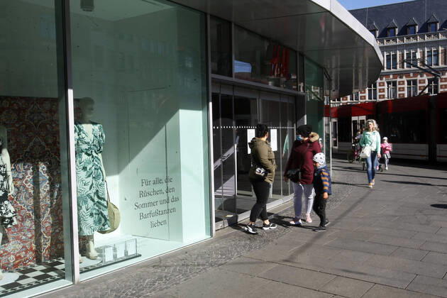 Erfurt, 20.04.2020 Wegen der Coronakrise sind die Geschäfte in der Erfurter Innenstadt am Anger, laut Beschluss der Thüringer Landesregierung, noch bis zum 24. April geschlossen. In einigen Bundesländer gilt seit dem 20. April eine Lockerung der Verordung für Geschäfte des Einzelhandels. Gaststättenbetriebe sind hiervon Ausgeschlossen.