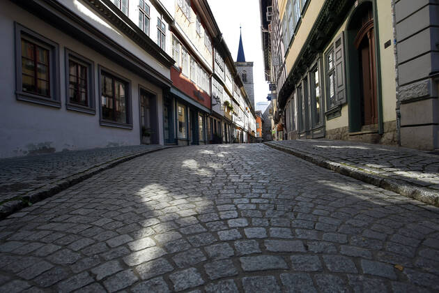 Erfurt, 20.04.2020 Wegen der Coronakrise ist die Krämerbrücke in Erfurt menschenleer. Die Geschäfte noch bist mindestens 24. April geschlossen geschlossen.