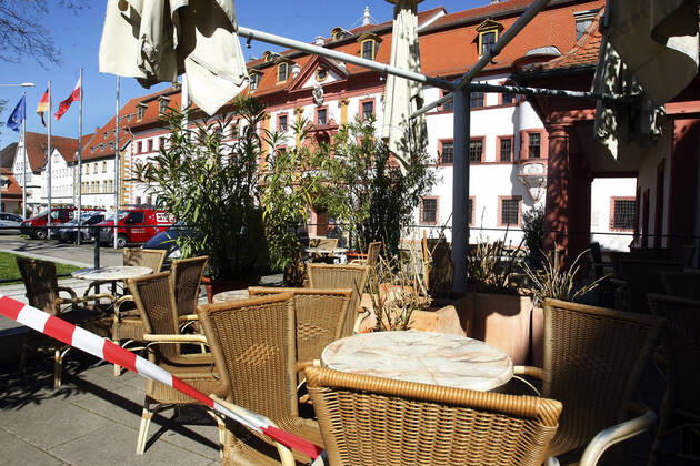 Erfurt, 20.04.2020 Ein Straßencafe vor der Thüringer Staatskanzlei in Erfurt muss auch weiterin wegen der Coronakrise geschlossen bleiben. In einigen Bundesländer gilt seit dem 20. April eine Lockerung der Verordung für Geschäfte des Einzelhandels. Gaststättenbetriebe sind hiervon Ausgeschlossen.
