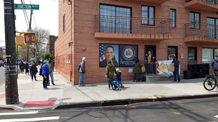 People who lost their jobs because of COVID-19 lined up to receive free food at the office of a New York Assemblywoman, Colombian Catalina Cruz, who distributes rations in cooperation with World Central Kitchen (WCK), NGO of the Spanish chef Jose Andres, in New York, USA, 17 April 2020 (20 April 2020). Patricia worked in the bathrooms of a night bar in Manhattan, Ricardo worked in a restaurant, Jean in construction and Ivon in cleaning until the break caused by COVID-19 left them without work. Now they wait in a line in the neighborhood of New York hardest hit by the pandemic to collect the food offered by one of the initiatives that have emerged to alleviate the ravages of the virus. Waiting for the food that the virus took from thousands of New York workers !ACHTUNG: NUR REDAKTIONELLE NUTZUNG!  Copyright: xJorgexFuentelsazx USA1157 20200420-637230039664926876