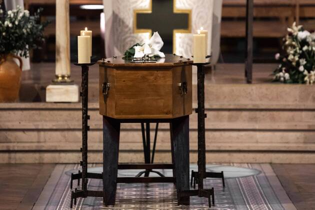 Paris, France, April 20, 2020 - Burial of a Coronavirus (Covid-19) victim at the Basilica Notre Dame du Perpetuel Secours, in the presence of only a few family members.  Copyright: xAlexisxSciardx