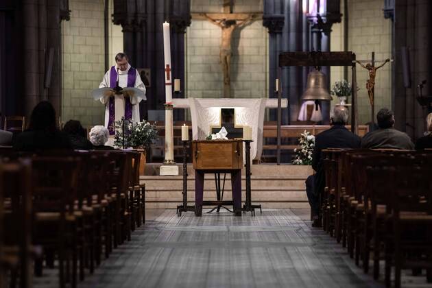 Paris, France, April 20, 2020 - Burial of a Coronavirus (Covid-19) victim at the Basilica Notre Dame du Perpetuel Secours, in the presence of only a few family members.  Copyright: xAlexisxSciardx