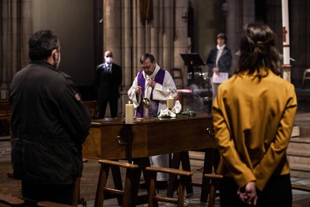 Paris, France, April 20, 2020 - Burial of a Coronavirus (Covid-19) victim at the Basilica Notre Dame du Perpetuel Secours, in the presence of only a few family members.  Copyright: xAlexisxSciardx
