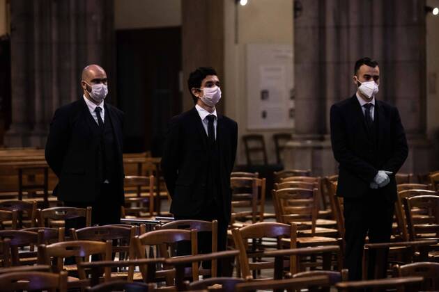 Paris, France, April 20, 2020 - Burial of a Coronavirus (Covid-19) victim at the Basilica Notre Dame du Perpetuel Secours, in the presence of only a few family members - The pallbearers are getting ready to bring out the coffin.  Copyright: xAlexisxSciardx