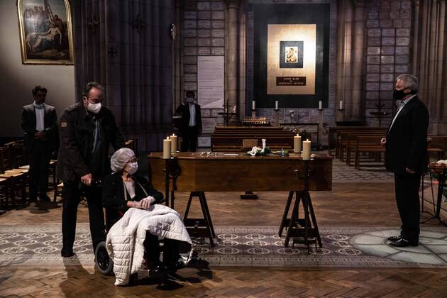 Paris, France, April 20, 2020 - Burial of a Coronavirus (Covid-19) victim at the Basilica Notre Dame du Perpetuel Secours, in the presence of only a few family members - Relatives bidding farewell to the victim  Copyright: xAlexisxSciardx